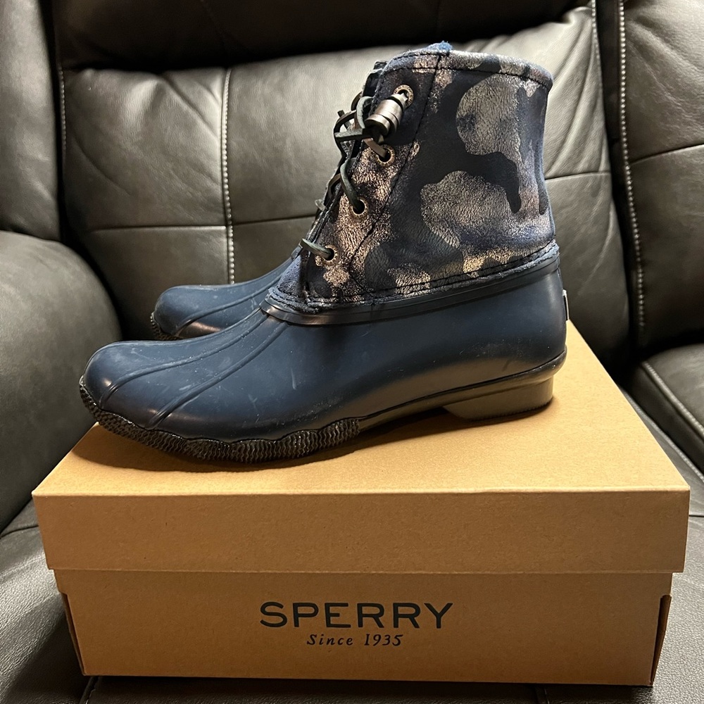 NWT Sperry duck boots. Blue camo. Size 6.5